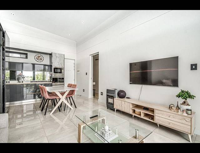 1 BEDROOM APARTMENT FOR SALE IN HOUGHTON ESTATE